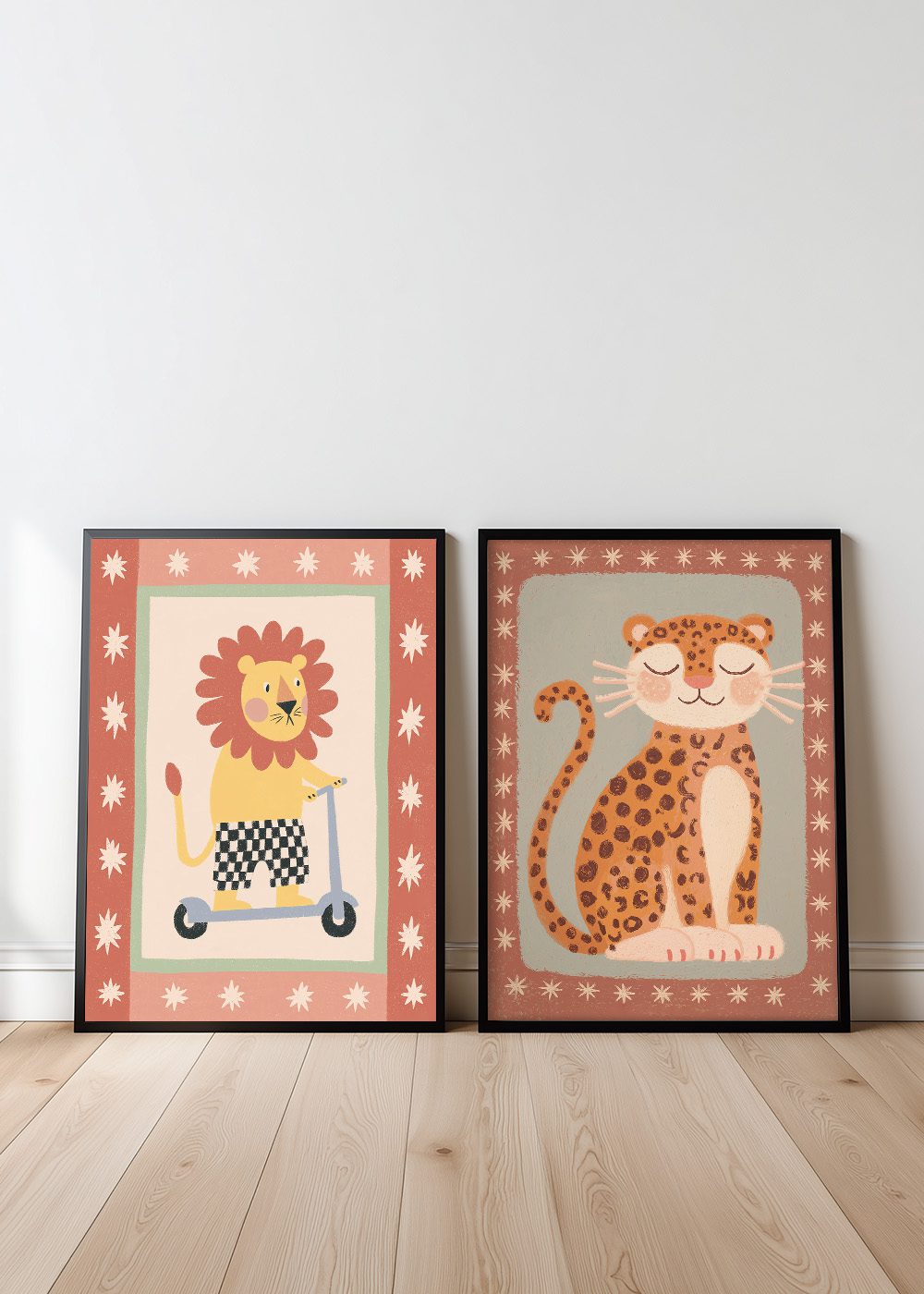 Djurillustrationer No1 i barnrum, lejon och leopard i träramar, del av Perfect Pair kollektion.