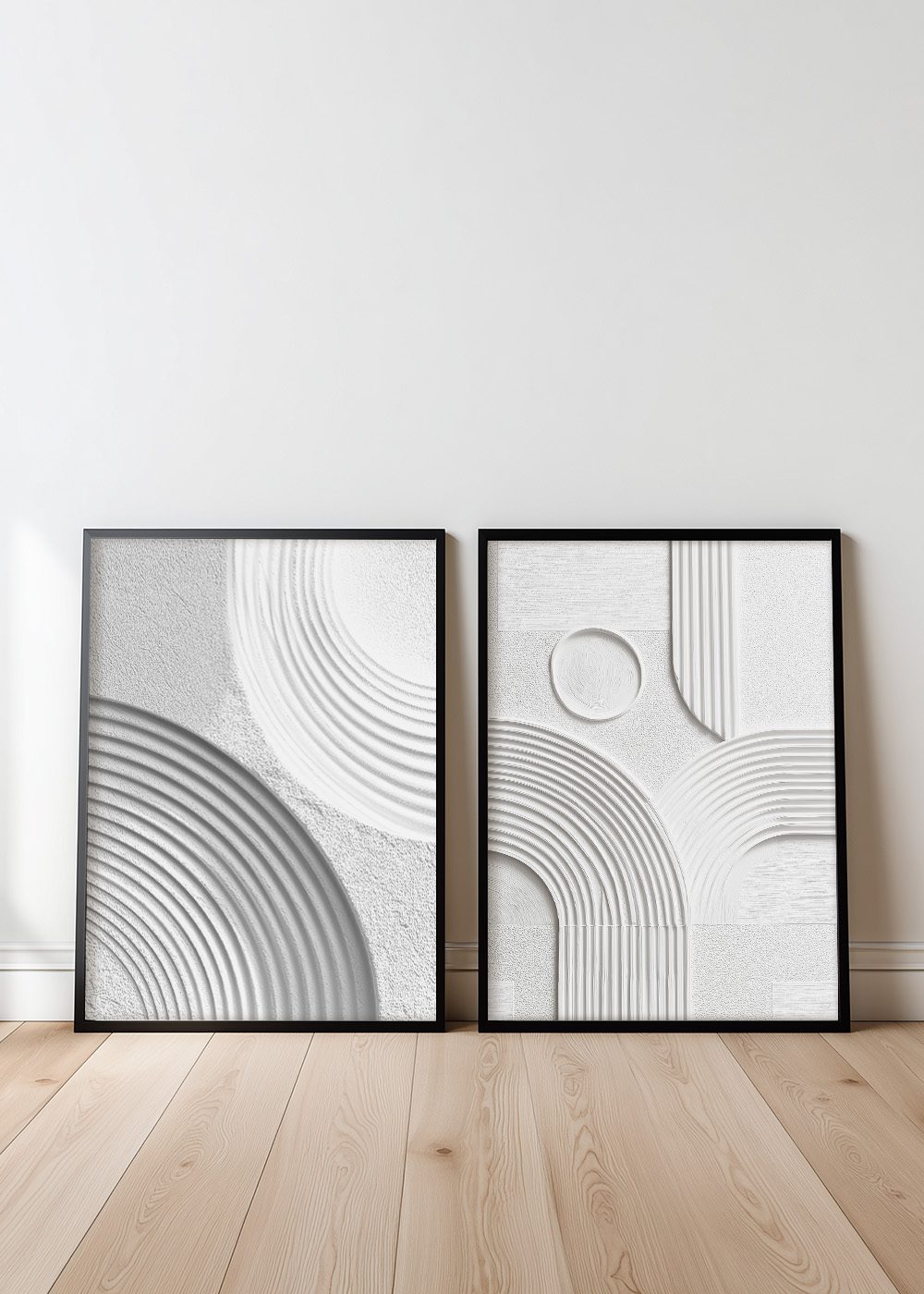 Textured Harmony Posterpaket med abstrakta mönster i svartvita ramar på trägolv, Perfect Pair kategori.