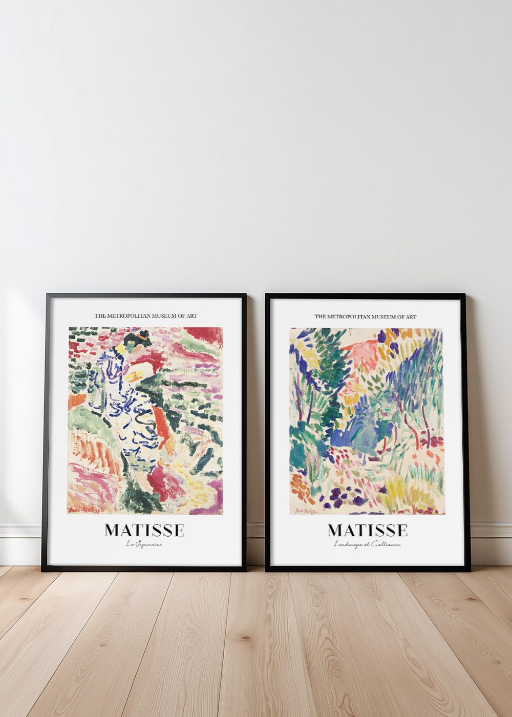 Henri Matisse No1 Posterpaket med två färgglada konsttryck i svarta ramar på trägolv.