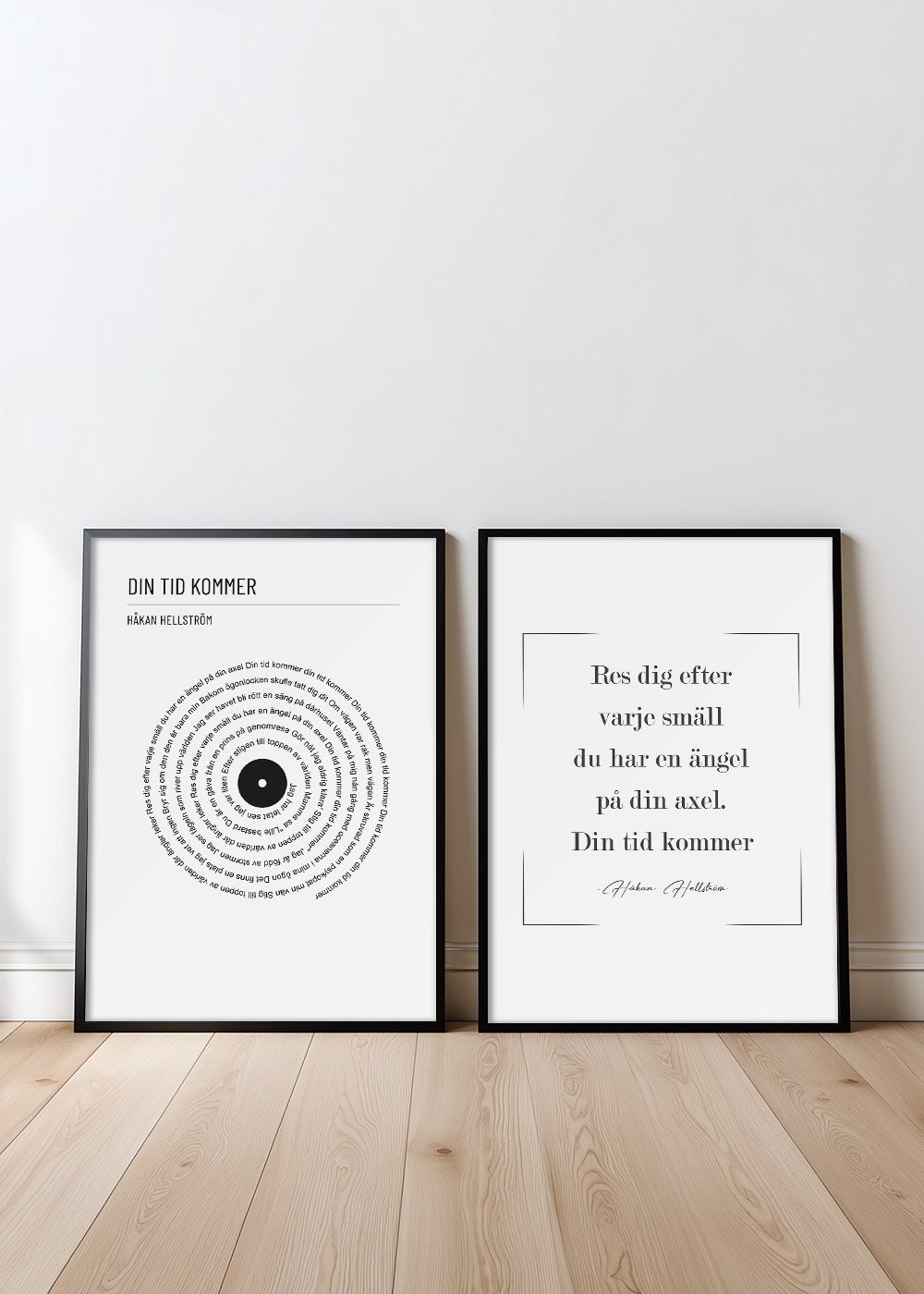 Din Tid Kommer Posterpaket med två stilrena affischer, svartvit design, liggande på trägolv, Perfect Pair kategori.