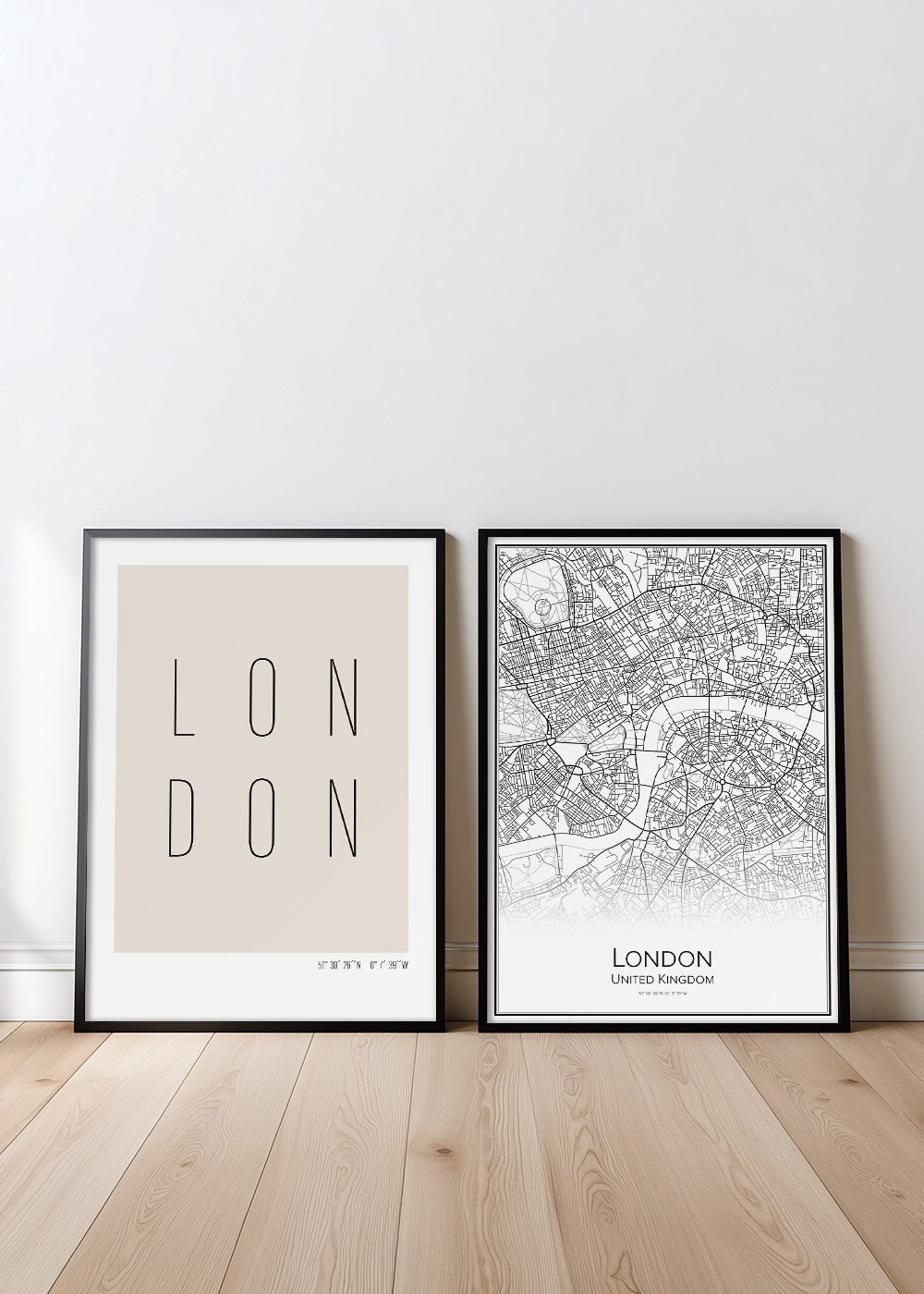 London City Posterpaket med minimalistisk textposter och detaljerad stadskarta, perfekt för modern inredning.