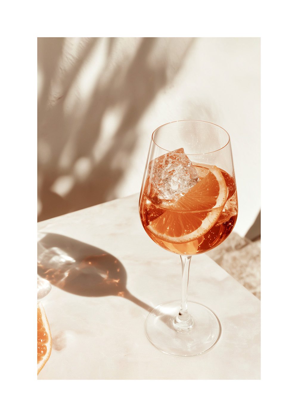 Aperol Spritz Poster med glas fyllt av Aperol, is och apelsinskiva på ljus bakgrund, perfekt för köksinredning.