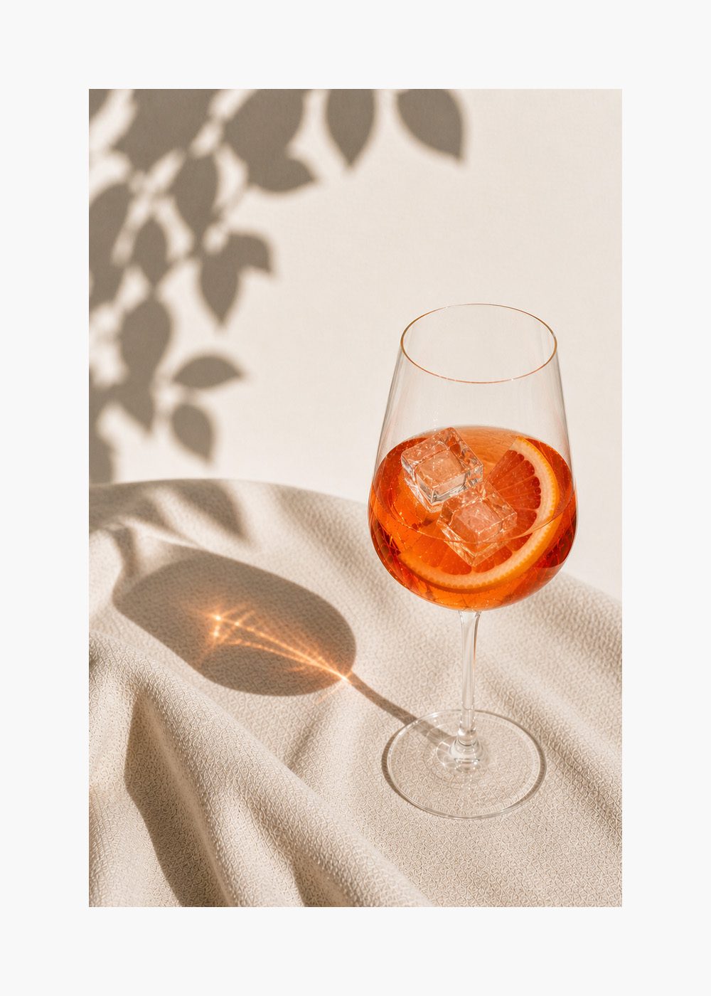 Aperol Spritz Poster med glas fyllt av Aperol, is och apelsinskiva på ljus bakgrund, perfekt för köksinredning.