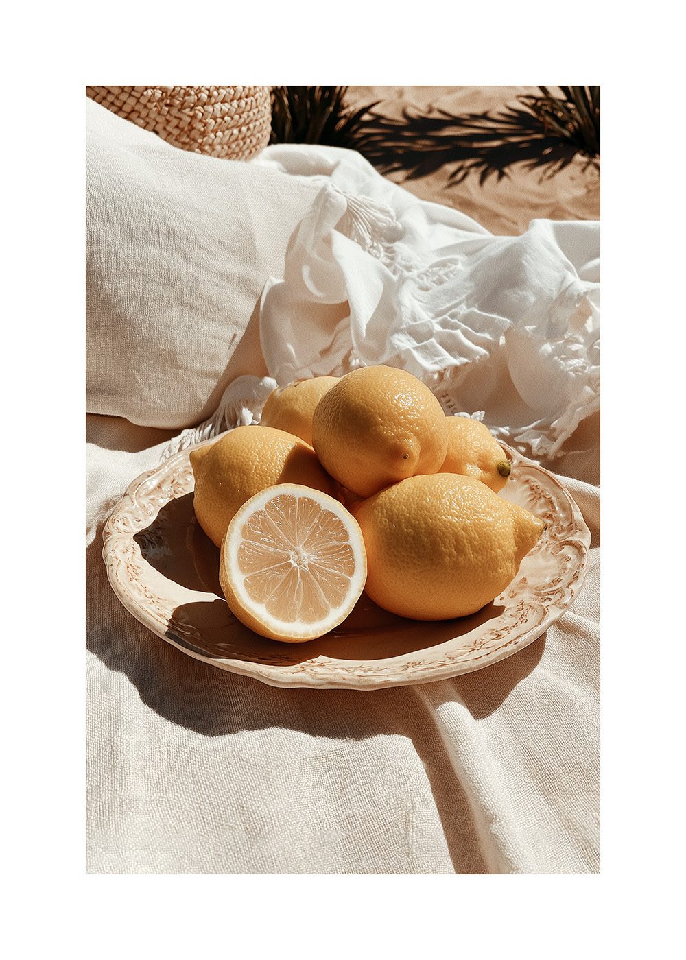 Citroner på fat Poster visar en grupp citroner på ett dekorativt fat, perfekt för köksinredning.