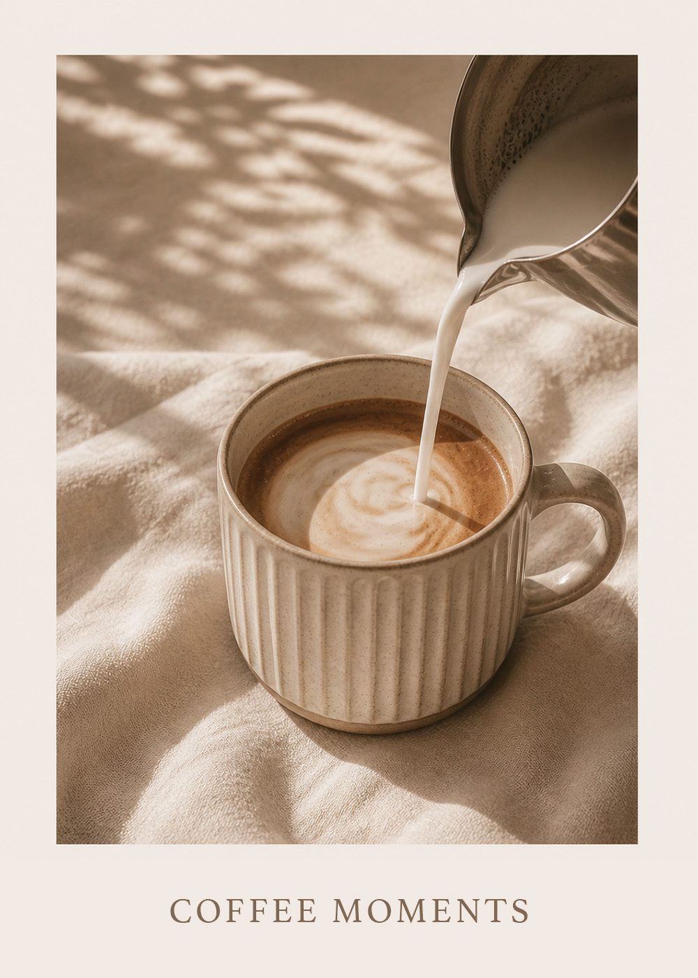 Kopp kaffe med mjölk hälls i, stilren kökstavla för inredning.