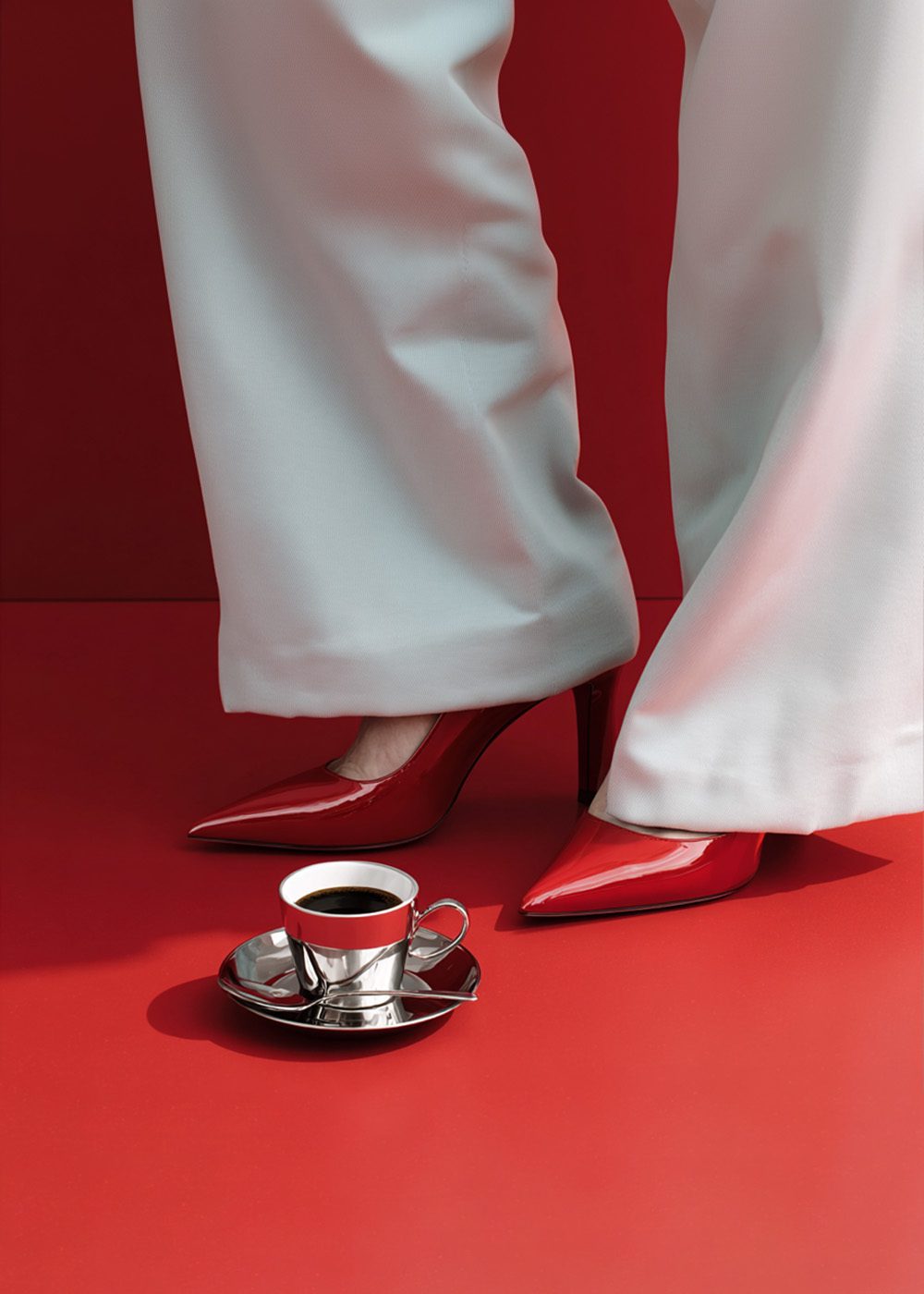 Espresso Fashion Poster med röda högklackade skor och espressokopp på röd bakgrund, perfekt för kökstavlor.