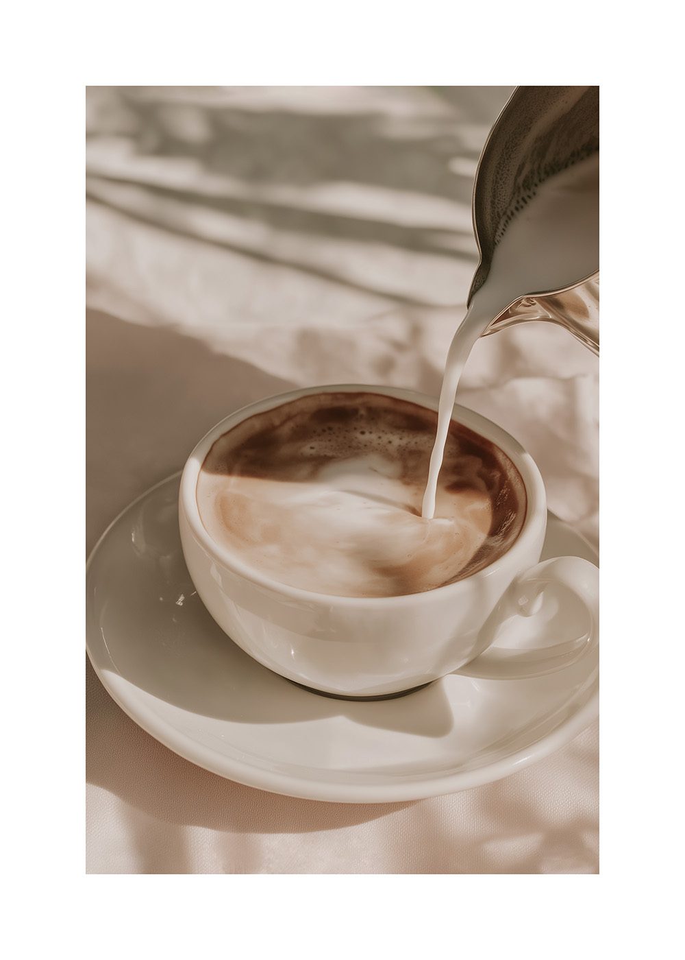 Kopp kaffe med mjölk hälls i, stilren kökstavla för inredning.