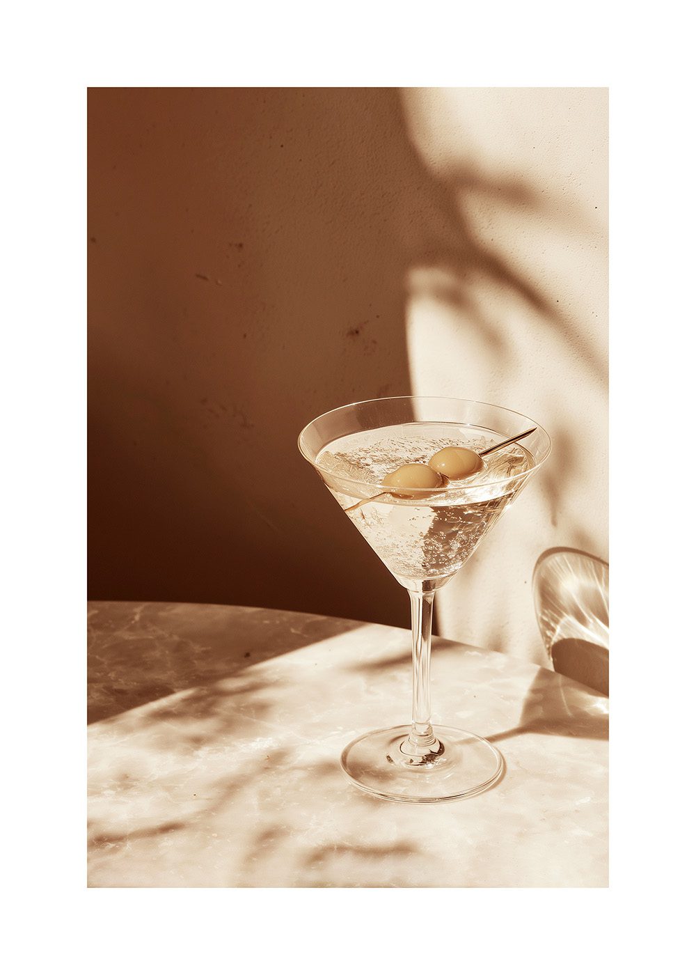 Martini Cocktail Poster med ett glas martini och oliver, elegant kökstavla för stilfull inredning.