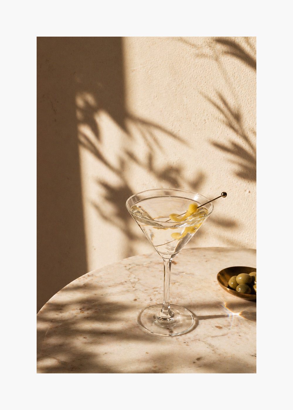 Martini Cocktail Poster med ett glas martini och oliver, elegant kökstavla för stilfull inredning.