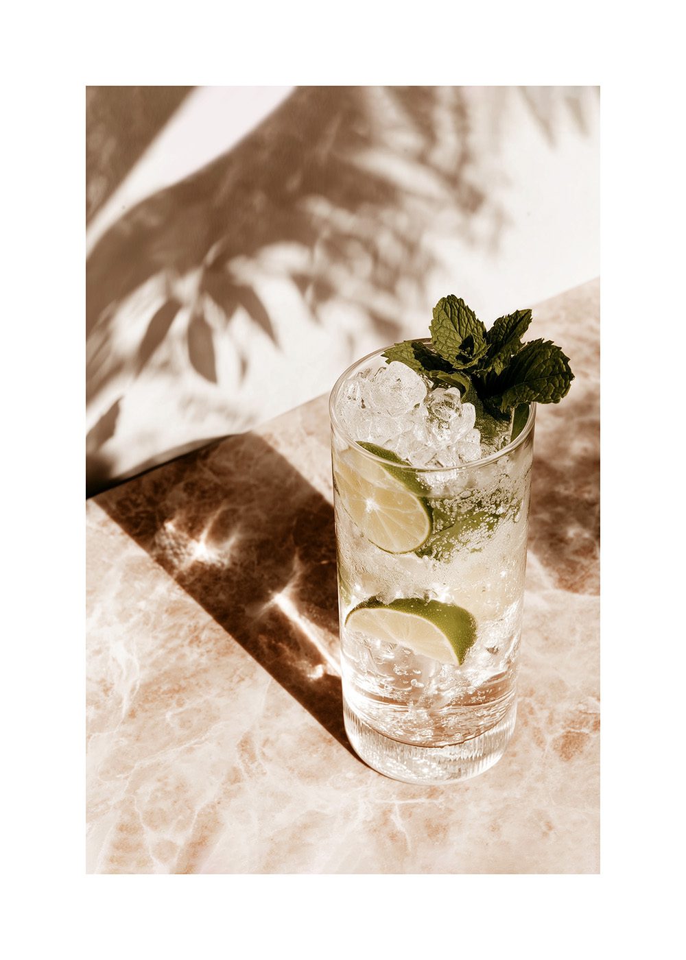 Mojito Drink Poster med lime och mynta på marmorbord, perfekt för köksinredning.