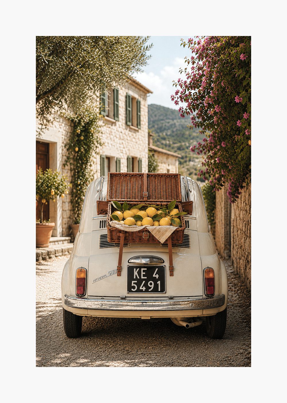 Italiensk vintagebil med citrongul fruktkorg på landsväg, perfekt som kökstavla eller sommarposter.