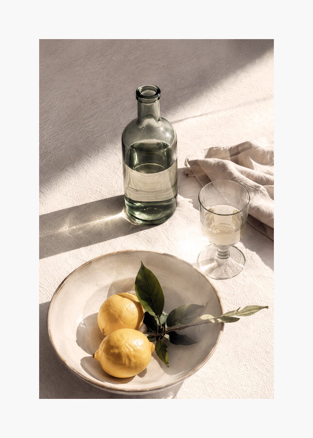 Lemon & Light Poster med citroner i skål, glasflaska och glas på ljus bakgrund. Perfekt för kök och sommarinredning.