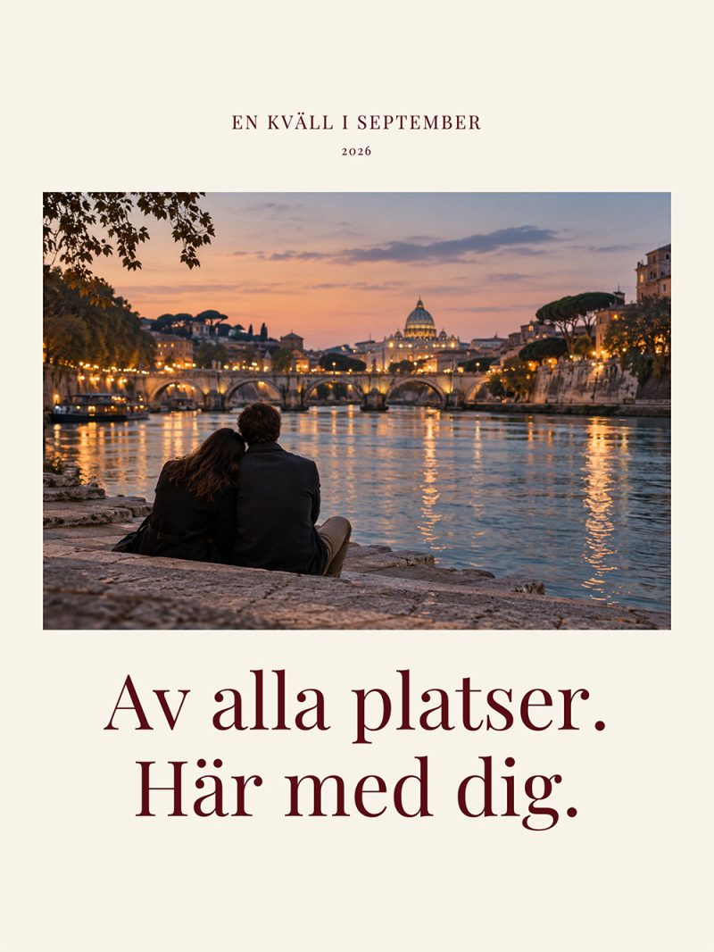 Par vid flod i solnedgång, personlig fotoposter "Vår stund" med egen text och romantiskt motiv.