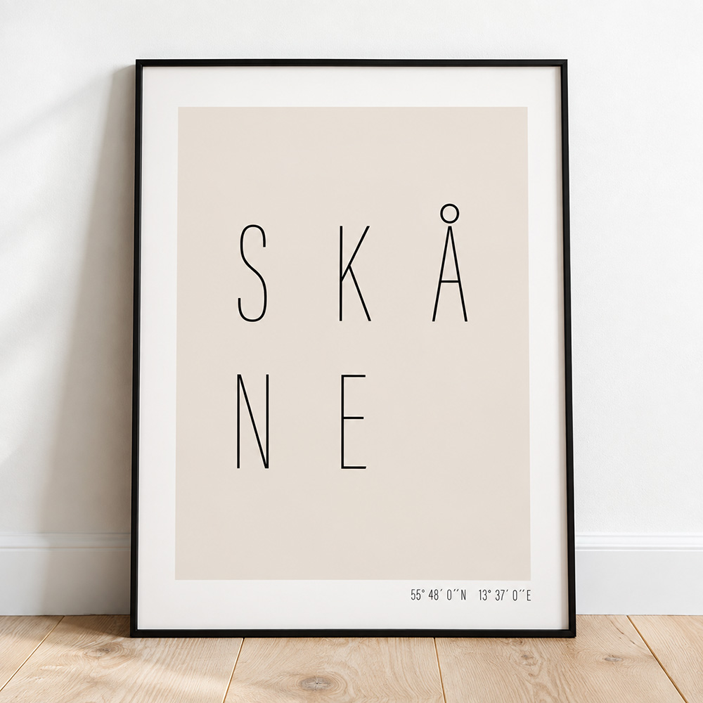 Skåne poster med minimalistisk typografi och geografiska koordinater på beige bakgrund