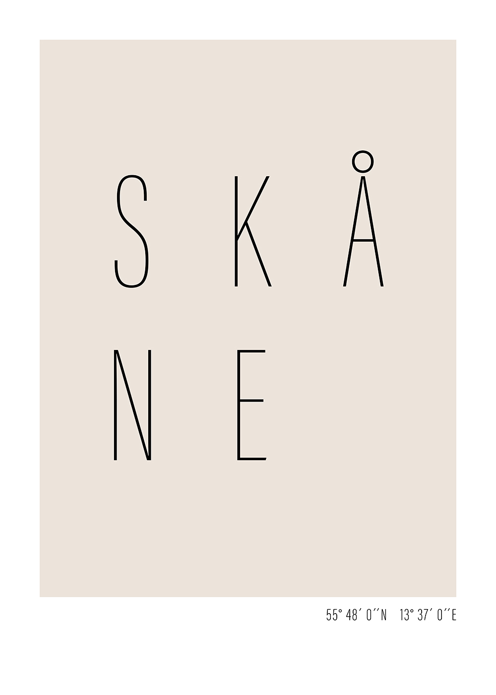 Skåne poster med minimalistisk typografi och geografiska koordinater på beige bakgrund